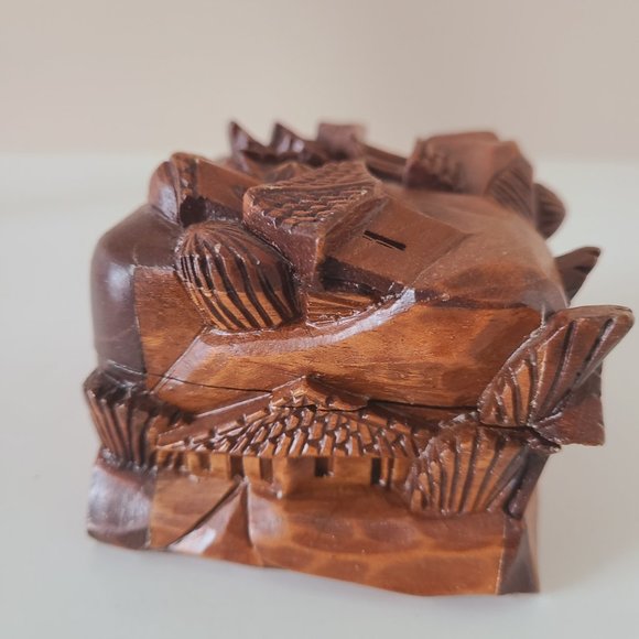 Hand carved Honduras wooden chest/trinket box. - Picture 6 of 9